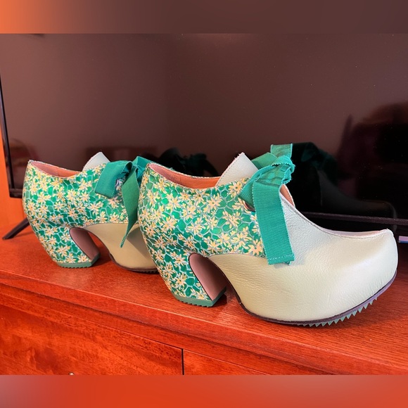 Fluevog Prepare Pledge size 7 green flowers - Picture 3 of 5